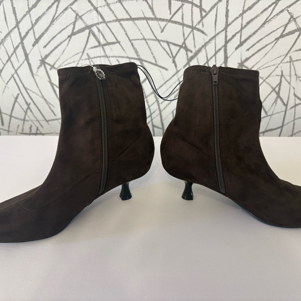 Unisa Brown Suede Ankle Bootie Kitten Heel Pointed Toe Zipper Accent Size 6.5 - Picture 4 of 7